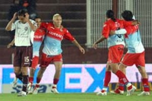 ELLITORAL_5968 |  Telam Télam Buenos Aires 02/05/08 -  Arsenal, festeja el 1º gol conseguido por Luciano Leguizamon ante Lanús en un partido de la 13ra.  fecha del certamen de primera división. Foto: Raul Ferrari/Télam/cl