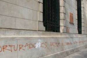 Néstor Gallegos Durante años una pintada indicó que en la comisaría de Tucumán y Zavalla hubo un centro clandestino de detención. Ahora lo indica el gobierno.