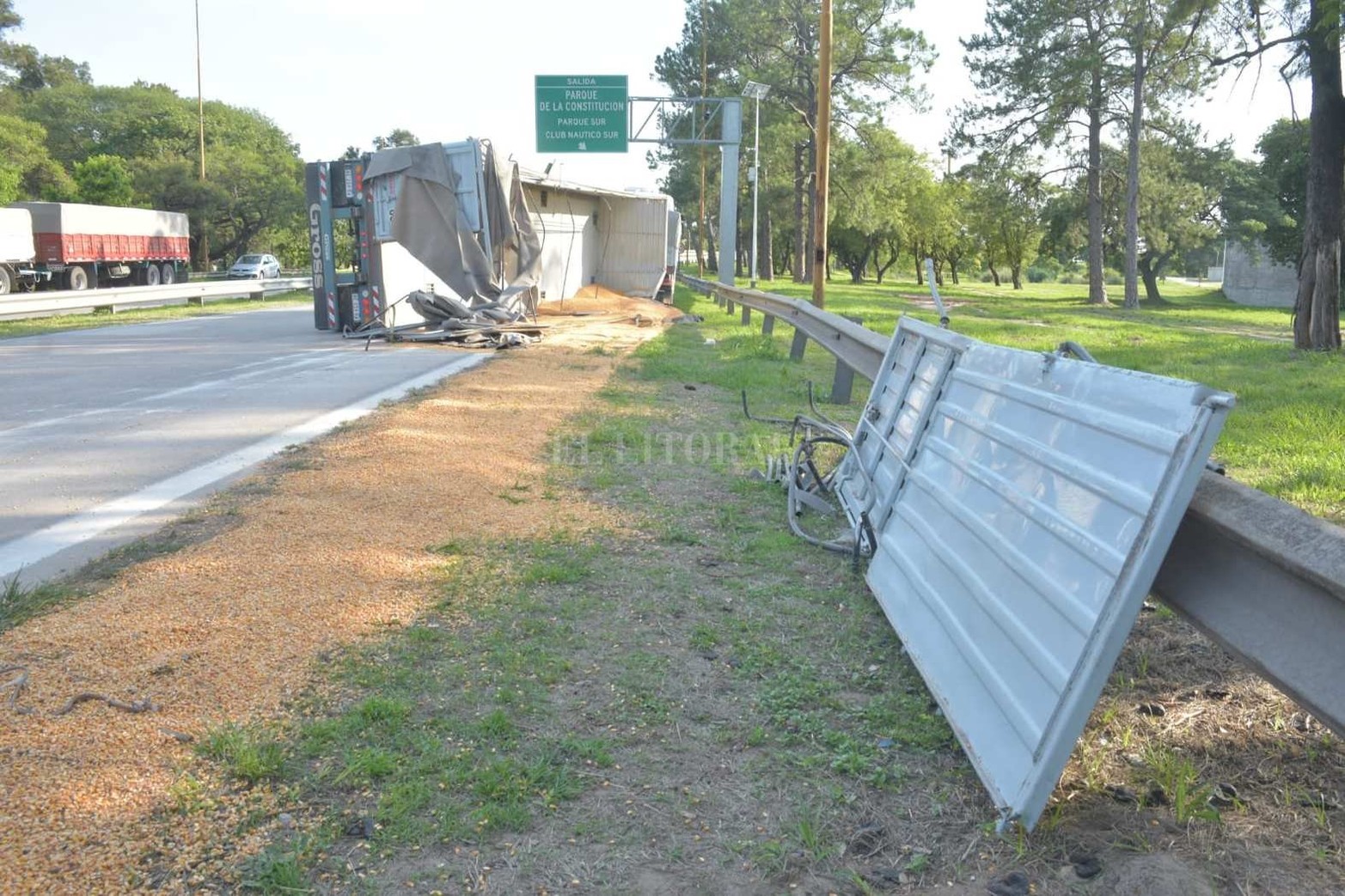 En circunvalación Constitución Nacional, un camión cargado de maíz volcó parte de su carga del acoplado cerca de las 5.30 am.