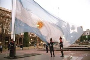 ELLITORAL_2006 | Archivo El Litoral La enseña patria tiene su lugar en las plazas principales de todo el país. Ese es el punto en el que los ciudadanos se reúnen cada 20 de junio para rendirle homenaje.