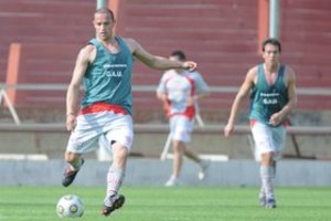 Luis Cetraro Después de una positiva experiencia en Ferro Carril Oeste de la mano de Carlos Alberto Trullet, Renzo Vera volvió a Unión para aportar marca en la defensa.