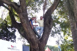 Rodrigo Orellano Los chicos se buscaron el mejor lugar para poder ver la carrera, las tribunas no alcanzaron para todos.