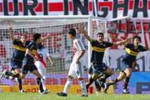 AFP Boca Juniors' footballer Lucas Viatri (2nd R) celebrates with his teammates after scoring a goal against River Plate, during their Argentina first division football match at Monumental stadium, in Buenos Aires, on October 19, 2008.            AFP PHOTO/Alejandro PAGNI