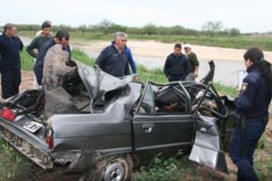 Néstor Gallegos. El vehículo fue retirado del lecho del río -donde se había incrustado-, con el auxilio de maquinaria vial.