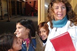 Néstor Gallegos Al lado del río, el viento frío cala los huesos. La vicedirectora Mónica Cuello buscará armar un  ropero escolar .