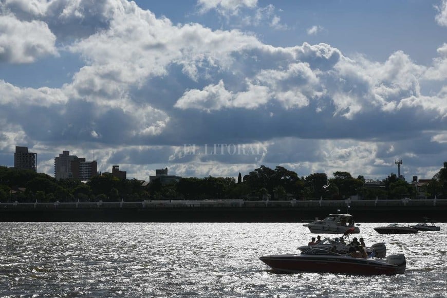 ELLITORAL_GALL_92385 |  Mauricio Garín Además del sol y las nubes, el viento fue el protagonista principal en la tarde del sábado.