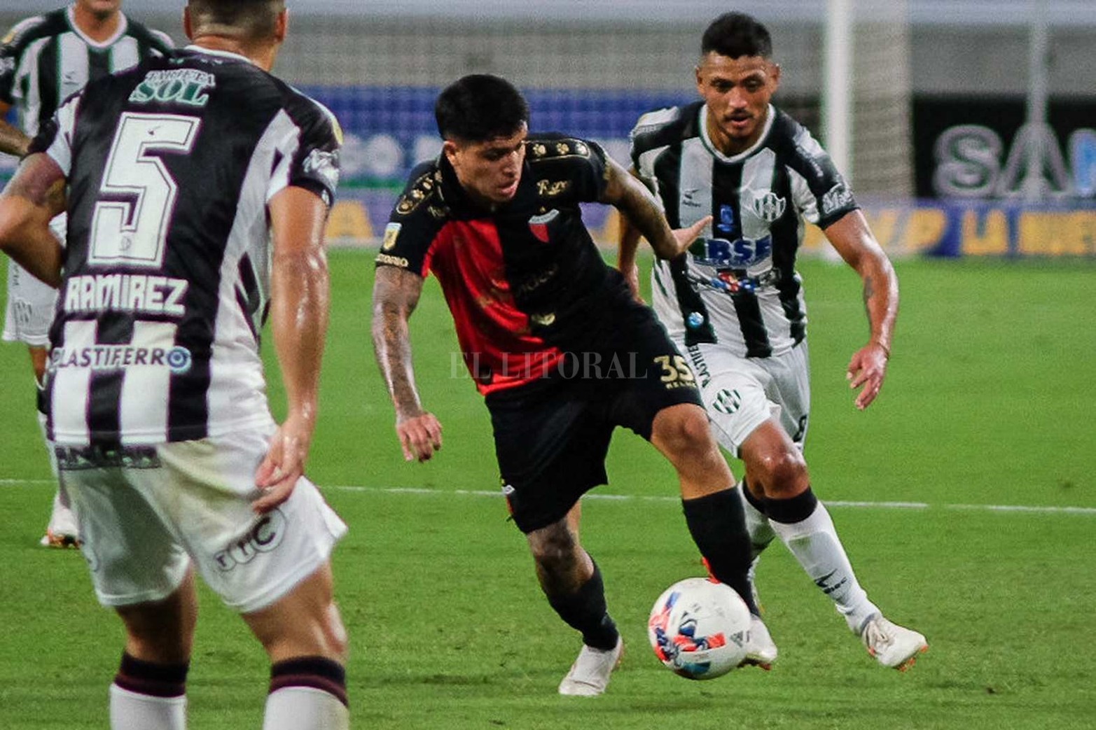 Colón le ganó 2 a 0 a Central Córdoba de Santiago del Estero y quedó segundo en la tabla con siete puntos, transcurridas tres fechas.