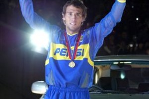 Archivo El Litoral El momento de gloria de Matías Donnet. Surgido de las canteras esperancinas, moldeado por Unión, el pibe levanta la llave simbólica que le entregaron como el mejor jugador de aquella final entre Boca y Milan en Japón, en 2003.