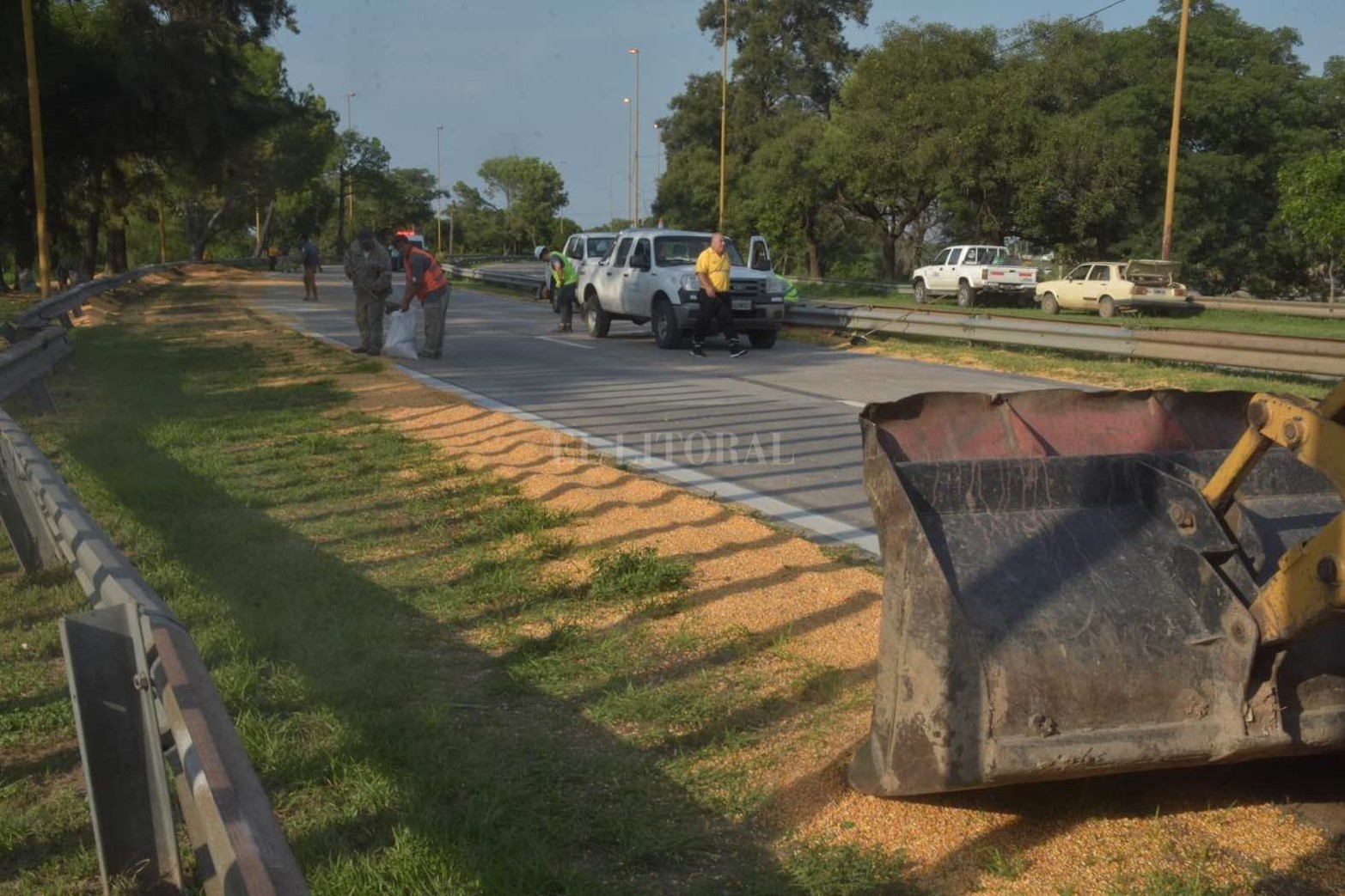 En circunvalación Constitución Nacional, un camión cargado de maíz volcó parte de su carga del acoplado cerca de las 5.30 am.