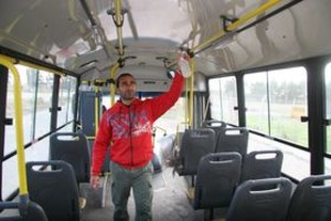 ELLITORAL_15534 |  Guillermo Di Salvatore Esta mañana en los coches de la línea 10 se vio al personal de limpieza trabajando en las unidades.