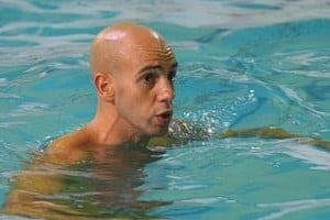 Pablo Aguirre Daniel Ballart Sans. El ex jugador y entrenador internacional, en el natatorio del Club de Regatas Santa Fe, sede de la clínica de waterpolo.