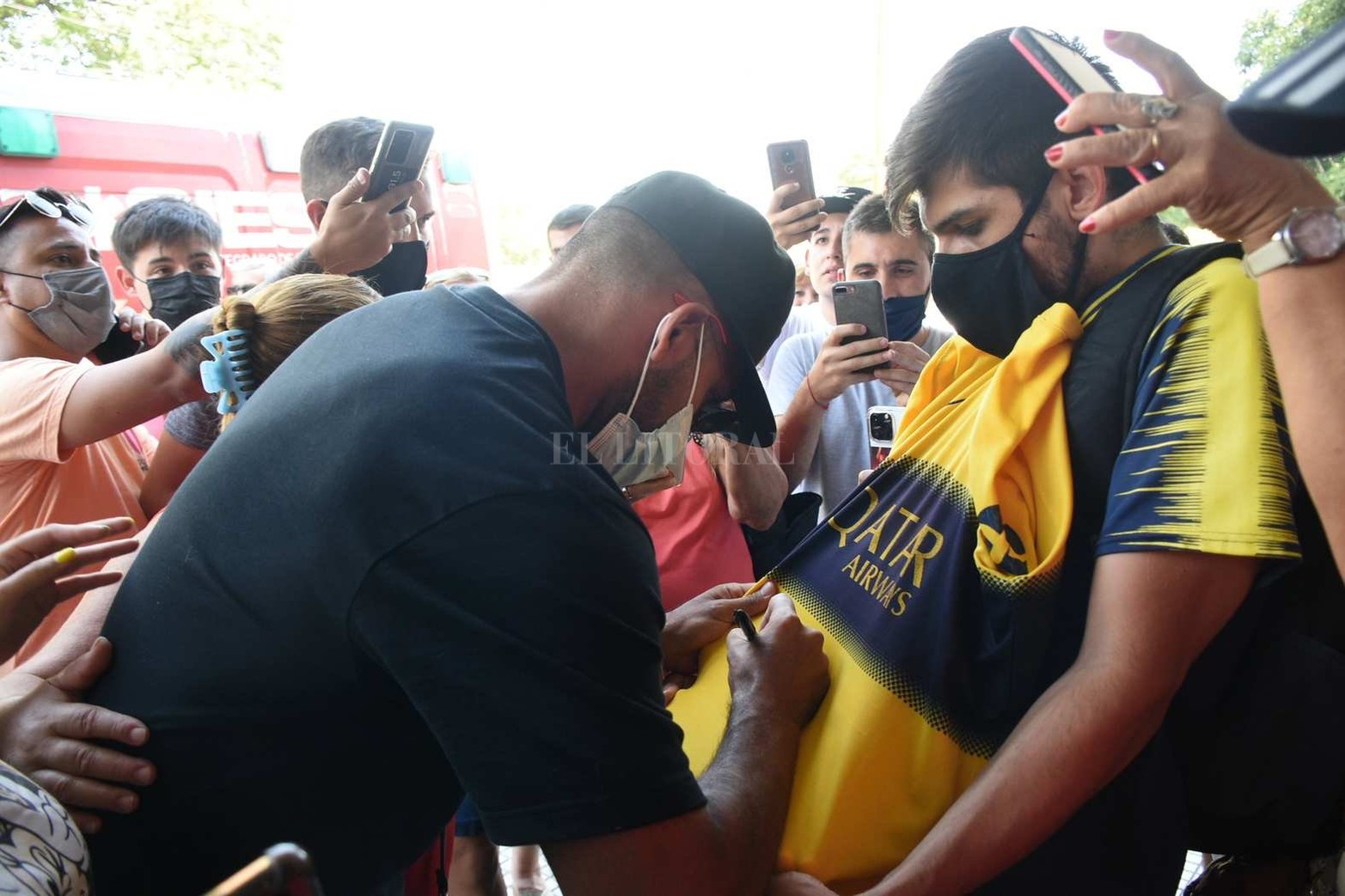 Ramón "Wanchope" Ábila llegó a Santa Fe para ser nuevo jugador de Colón. El jugador arribó este jueves a la ciudad para realizarse la revisión médica y firmar el contrato que lo vinculará al "Sabalero" para la próxima temporada.