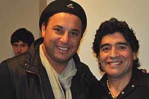 Luis Cetraro Amigos son los amigos: el Turco Antonio Mohamed y Diego Armando Maradona en la anterior visita del 10 a Santa Fe. Ahora, el diálogo gira en torno al amistoso con Uruguay y el rendimiento de algunos futbolistas sabaleros.