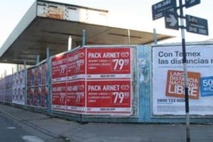 Guillermo Di Salvatore Esta semana comenzaron los trabajos de demolición en Salta al 2900. En la esquina funcionó durante muchos años una estación de servicio y sobre calle Salta había un gran estacionamiento de autos.