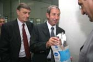 Gobernación El vicepresidente, Julio Cobos, agradeció al gobernador, Hermes Binner, por sus gestiones en el conflicto lechero