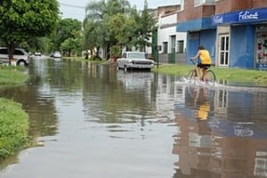 Luis Cetraro Un ciclista intenta circular en medio del agua