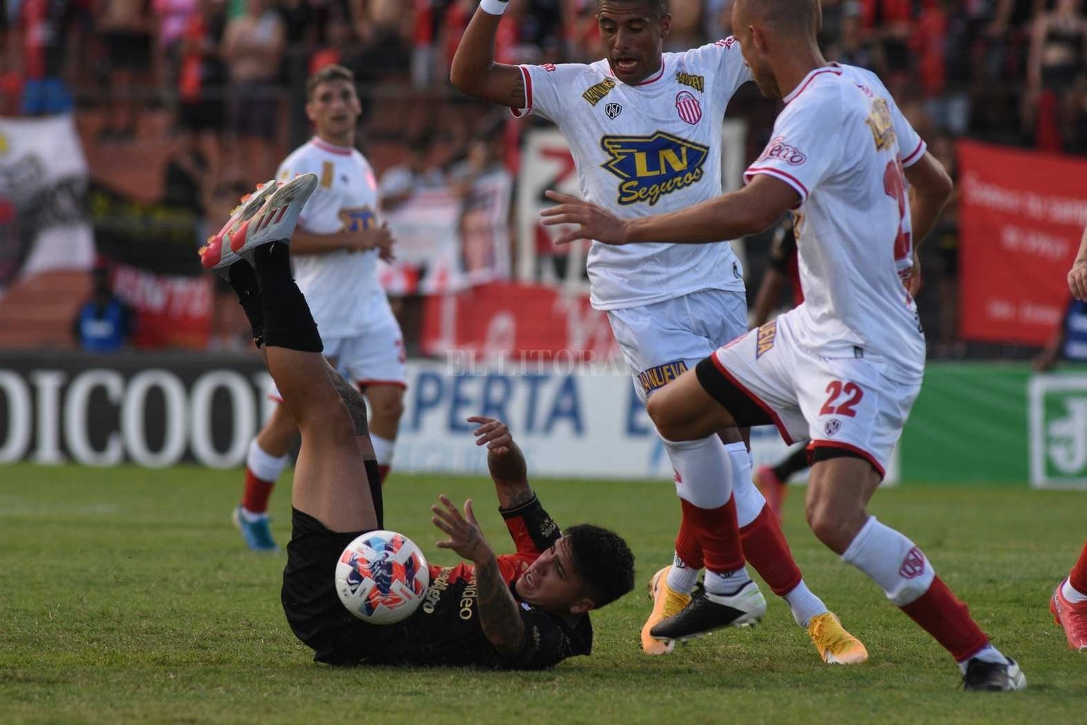 Colón le ganó a Barracas Central por 2 a 1 y llegó a 10 puntos disputada cuatro fechas.