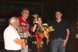 ELLITORAL_11360 |  Pablo Aguirre Gastón Dubois en nombre de El Litoral entregó una distinción a la reconocida  Sole  de Arequito