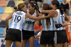 VILLAR PRESS/HBARRIOS DYN15, ALEMANIA, 22/05/08, CARLA REBECCHI FESTEJA SU GOL, EL PRIMERO DE LAS LEONAS, JUNTO A MARINE RUSSO, LUCIANA AYMAR Y SOLEDAD GARCIA, DURANTE EL PARTIDO CON HOLANDA. FOTO:DYN/VILLARPRESS.