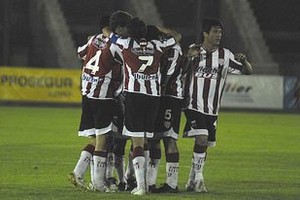 Agencia Rosario El festejo del puñado de jugadores rojiblancos en el gol de Gonzalo Saucedo, quien otra vez volvió a demostrar que le pega muy bien a la pelota.