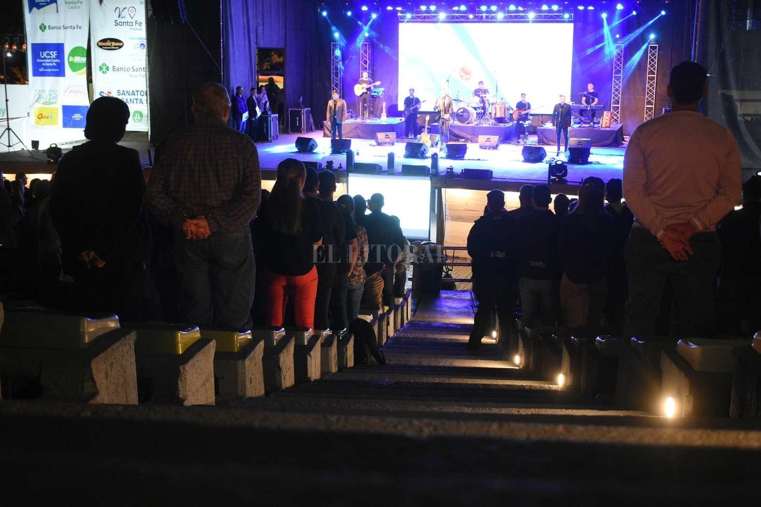 Solidaridad. El Festival Folklórico de Guadalupe brilló en el Anfiteatro "Juan de Garay". Fueron tres noches solidarias durante las cuales vecinos y vecinas de la ciudad se acercaron para disfrutar de la música y hacer su aporte.
