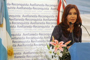 Telam Télam Reconquista-Santa Fe, 23/08/07La candidata presidencial oficialista, Cristina Fernández, llamó hoy a "conformar un círculo virtuoso entre el Estado y el sector privado" para "articular" un "proyecto de país a largo plazo", al dejar inaugurada una planta de biodiésel en Reconquista.Foto: Télam/jcp