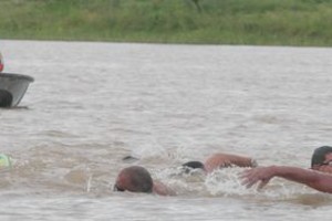 Amancio Alem Diego Degano y Fernando Fleitas ganaron el maratón alguna vez, y estuvieron también ayer en el homenaje, acompañando a Larriera en el agua durante los últimos kilómetros de su travesía.