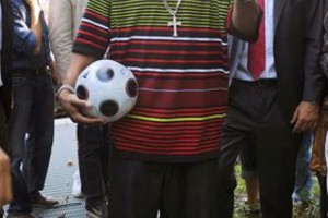 AFP Brazilian superstar Ronaldinho poses as he leaves the Milanello training centre after his medical in Carnago, northern Milan, on July 16, 2008. Ronaldinho agreed late on July 15, 2008 to leave Barcelona, where he was deemed surplus to requirements, and sign for AC Milan in a deal reported to be worth 30 million dollars. AFP PHOTO / GIUSEPPE CACACE