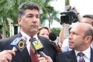 EFE MIA101. MIAMI (EE.UU.), 23/09/08.-El empresario venezolano-estadounidense Guido Alejandro Antonini Wilson evita hablar con los periodistas al salir de la Corte Federal hoy, 23 de septiembre de 2008, en Miami (EE.UU.), donde reveló que existía otro maletín con 4,2 millones de dólares, además de los 800.000 dólares incautados en Argentina el 4 de agosto de 2007. EFE/John Watson-Riley