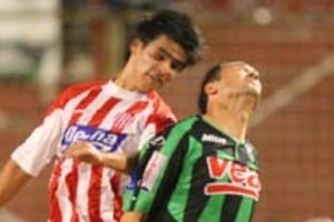 ELLITORAL_1293 | Rodrigo Acosta se la banca con el experimentado y grandote Tonelotto en uno de los cruces aéreos. El chico jugó tranquilo como si tuviera 100 partidos en la Primera de Unión. Foto: Luis Cetraro