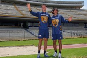 ELLITORAL_7297 |  El Litoral Bravo en México. El delantero saluda para la foto, en el estadio de Pumas, junto con Dante López, la otra incorporación.