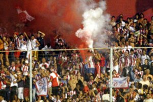 Archivo. La hinchada tatengue colmó el 15 de Abril para alentar a su equipo.