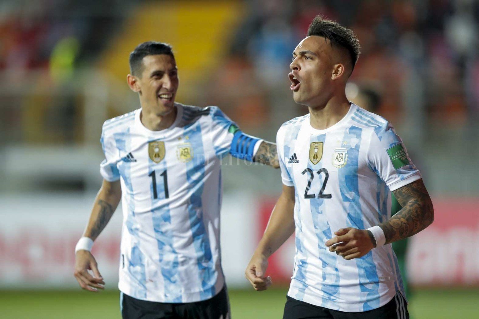 Por las eliminatoria para ingresar al Mundial de fútbol, Argentina venció 2 a 1 a Chile. Lleva 28 partidos sin perder.