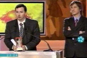 Imagen tomada de la televisión. Mariano Bravi y Diego Soffici, recibieron la distinción. En su agradecimiento, destacaron la importancia que tienen las señales del interior del país .