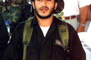 EFE BOG105. BOGOTÁ (COLOMBIA), 07/03/08.- Fotografía de archivo del 29 de enero de 2000, de Manuel de Jesús Muñoz Ortiz, alias "Iván Ríos", miembro del "Secretariado" o cúpula de la Fuerzas Armadas Revolucionarias de Colombia (FARC), de quien se conoció hoy, 7 de marzo de 2008, que habría muerto hace dos días en medio de operaciones del Ejército colombiano en zona limítrofe de los departamentos de Caldas y Antioquia, centro oeste del país. Arriba a la izquierda, alias 'Raul Reyes', número dos de esa guerrilla que fue abatido el pasado sábado en territorio ecuatoriano por autoridades colombianas. EFE/Rafa Salafranca