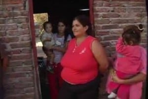 ALBERTO RAGGIO En el patio de su casa, Blanca improvisó un comedor con unos tablones y, junto a otras mamás, les da la merienda a más de 150 niños.