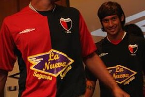 Pablo Aguirre Esteban Oscar Fuertes marca el rumbo del  desfile de modelos , seguido por Lucas Acosta. En un clima festivo, se llevaron los mejores aplausos de la noche.