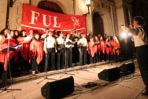 Mercedes Pardo El Coro Universitario le puso voces al sobrecogimiento de la velada recordatoria realizada anoche.