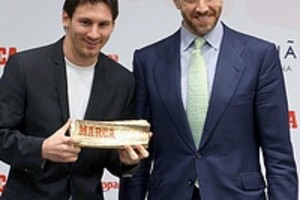Albert Olivé EFE El delantero argentino del FC Barcelona Leo Messi (i) posa con director del diario deportivo Marca, Eduardo Inda, tras recibir el 'Marca Leyenda', galardón que también han recibido otros cuarenta grandes deportistas de diferentes épocas, como Michael Jordan, Rafael Nada, Diego Armando Maradona, Lance Armstrong o Michael Schumacher