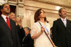 ELLITORAL_4140 |   Télam Buenos Aires, 10/12/07Cristina Fernández de Kirchnerc con la banda y el bastón de mando presidencial, junto al vicepresidente, Julio Cobos, junto a ellos, los mandatarios que acaban el mandato, Néstor Kirchner y Daniel Scioli.Foto: Daniel Darrás/Télam/cf