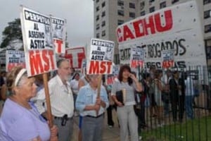 Télam Integrantes del Movimiento de Trabajadores Sociales manifestaron en contra del represor.