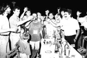 ELLITORAL_2730 | Archivo El Litoral Brindis y alegría. El Checho Batista, Ney Pumpido, Oscar Ruggeri, Miguel Torres del Sel, Esteban González, Maradona, Gareca y Mancuso, entre otros, disfrutan del agasajo después del partido en el Ateneo.