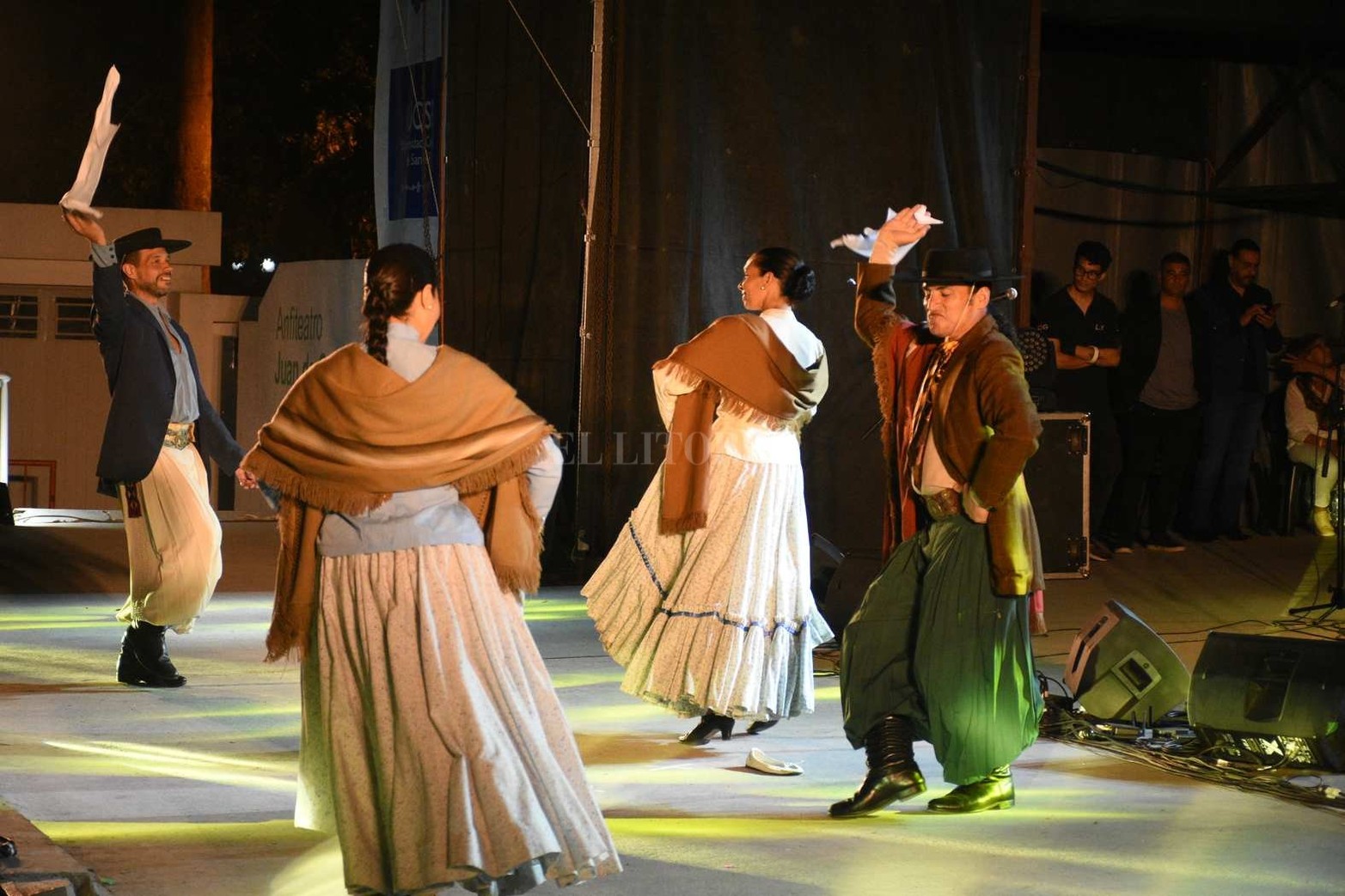 Solidaridad. El Festival Folklórico de Guadalupe brilló en el Anfiteatro "Juan de Garay". Fueron tres noches solidarias durante las cuales vecinos y vecinas de la ciudad se acercaron para disfrutar de la música y hacer su aporte.