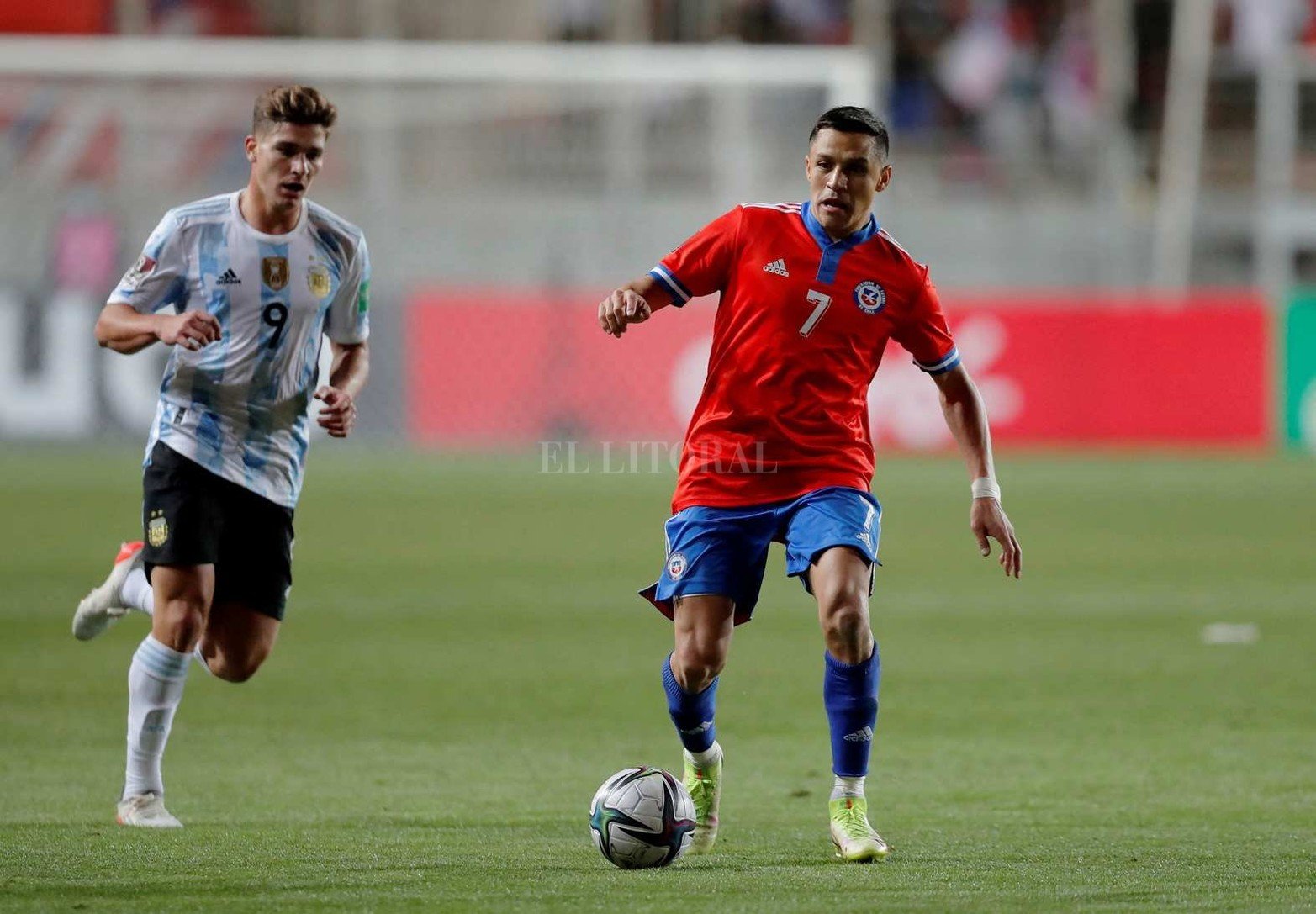 Por las eliminatoria para ingresar al Mundial de fútbol, Argentina venció 2 a 1 a Chile. Lleva 28 partidos sin perder.