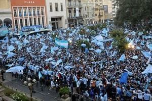 DyN Impresionante manifestación. Los festejos tucumanos comenzaron por la tarde, el lunes, en la Plaza Independencia.