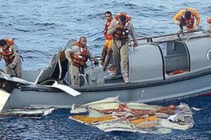 AFP Hasta ahora no han podido localizar las cajas negras que registran los sonidos en la cabina -entre ellos las conversaciones de los pilotos- y los datos del vuelo, que podrían estar a unos 3.000 metros de profundidad.