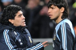 AFP Suegro y yerno hablaban de fútbol en el partido que la selección jugó ante Francia.