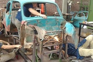 Prensa UTN Santa Fe Los estudiantes de la UTN Santa Fe trabajan en la construcción del auto de competición. El proceso se encuentra en poco más del 50 % de avance.