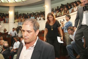 Flavio Raina. Momento en el que los concejales de la oposición se levantan y se retiran del recinto.