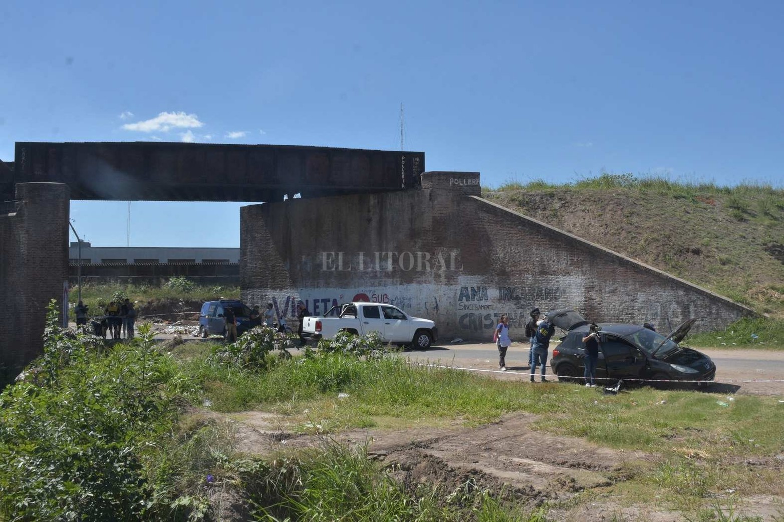 Secuestro mafioso. Gastón Cabrera, de 36 años, fue privado de su libertad y encontrado tres horas después maniatado en su auto en el ingreso de Villa Oculta. El hecho ocurrió en las primeras horas del pasado martes 22. Los atracadores pidieron un rescate de 200 mil dólares. Uno de los integrantes de la banda fue aprehendido por la policía cuando intentó cobrar el rescate.